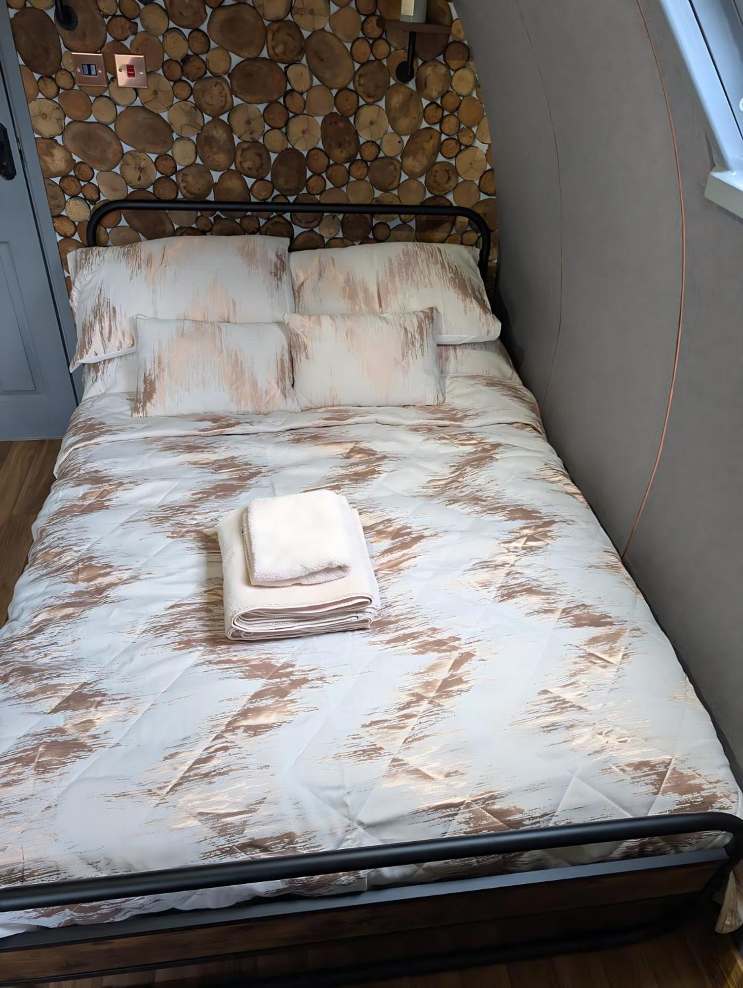 Caplor Glamping & Lodges ヘレフォード エクステリア 写真